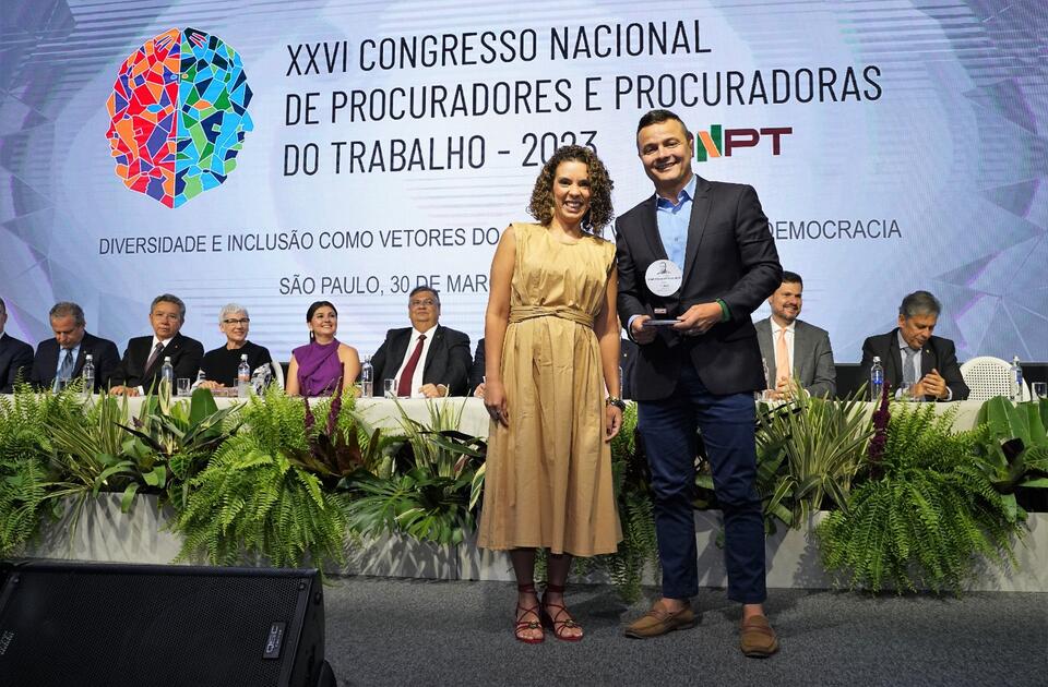 A procuradora Mayana Macedo Fernandes da Silva, como representante das comissões julgadoras, entregou o troféu pela primeira colocação ao procurador Raimundo Paulo dos Santos Neto.