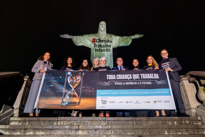 Cristo Redentor é iluminado em alusão ao Dia Nacional e Mundial de Combate ao Trabalho Infantil