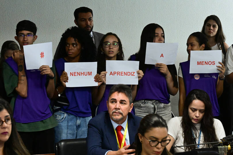 Comissão de Assuntos Sociais (CAS) realiza reunião com 12 itens. Entre eles, o PL 6.461/2019, que institui o Estatuto do Aprendiz; e altera a Consolidação das Leis do Trabalho, aprovada pelo Decreto-Lei nº 5.452, de 1º de maio de 1943 (CLT), e as Leis nºs 6.019, de 3 de janeiro de 1974, e 14.601, de 19 de junho de 2023.Ao fundo, adolescentes que fazem parte do Programa Menor Aprendiz exibem cartaz que diz: #nenhumaprendizamenosFoto: Geraldo Magela/Agência Senado