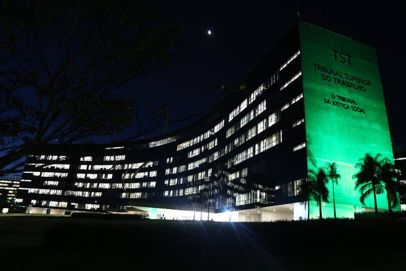 ANPT participa da cerimônia de iluminação da fachada do TST e do CSJT em alusão ao Abril Verde