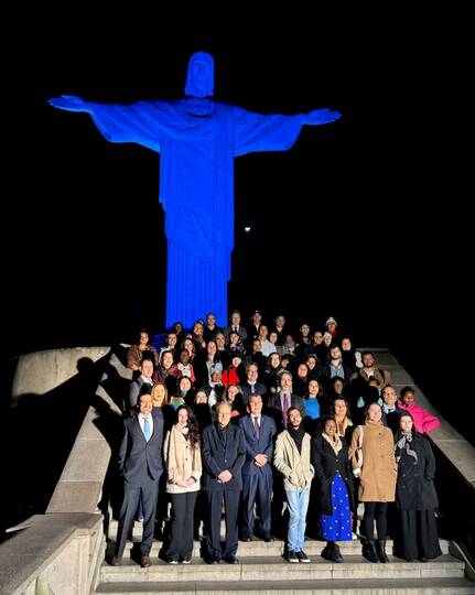 Cristo Redentor é iluminado na cor azul em alusão ao Dia Mundial de Enfrentamento ao Tráfico de Pessoas